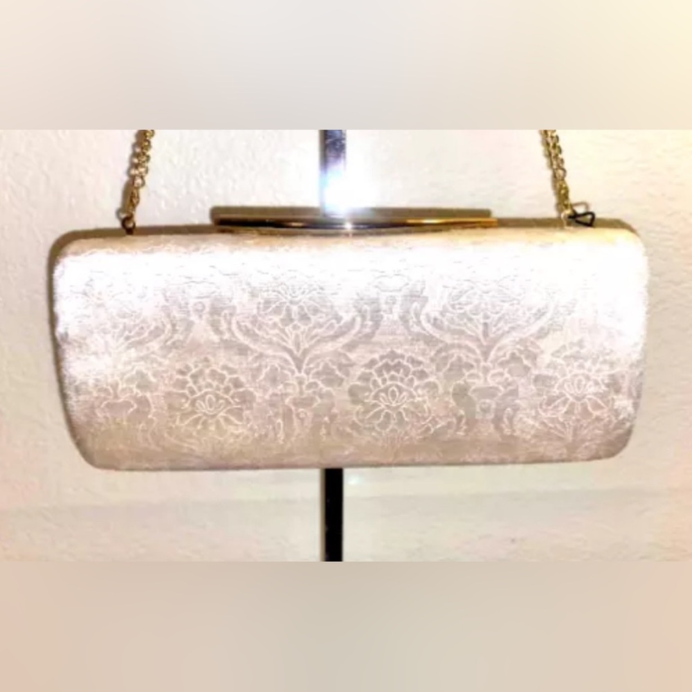 TADASHI SHOJI Carla CLUTCH IVORY VELVET Handbag Gold Removable Strap Purse NWT - Picture 2 of 8